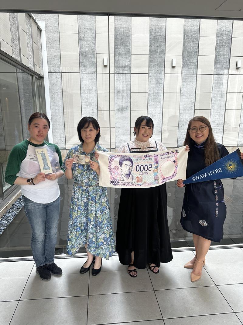 A group of alums with the new Tsuda bank note.